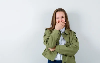 ¿Por qué tengo mal aliento? Causas reales y cómo solucionarlo